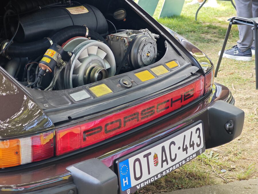 Veterán autó motorházteteje alatt